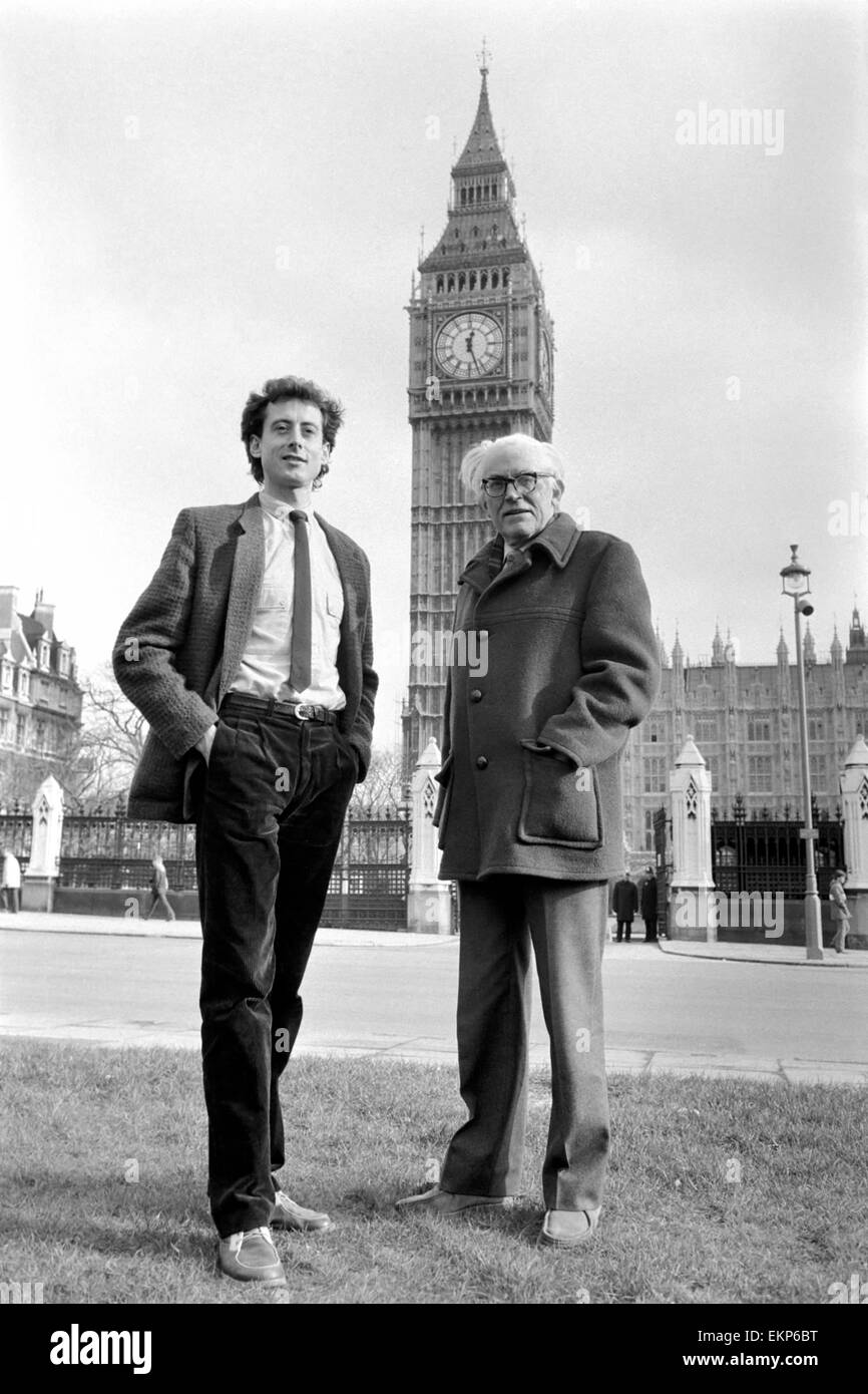 Michael Foot leader del partito laburista visto qui con Peter Tatchell il partito del candidato in Bermondsey da-elezione. Piedi in precedenza avevano denunciato Tatchell nel 1981 per il supporto extra-azione parlamentare contro il governo della Thatcher; Febbraio 1983 83-083 Foto Stock