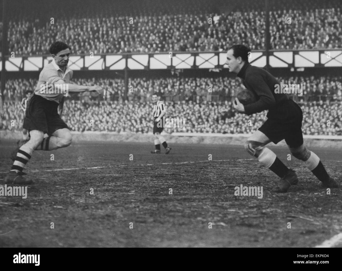 Sunderland v Southampton FA Cup match in Roker Park, 27 gennaio 1951. Per la prima volta dal 1946 Sunderland hanno raggiunto il quinto round del F.A. Cup. Johnny Mapson di Sunderland salva da Eddie Brown di Southampton punteggio finale: Sunderland 2-0 così Foto Stock