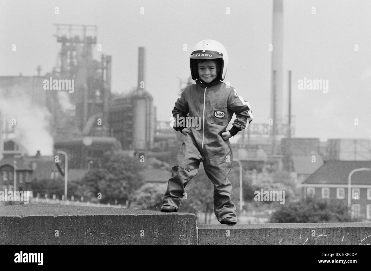 Quattro anni di Jarno Barratt di Corby, Northamptonshire, nel suo moto vestito che indossa quando si esegue sul suo 50 cc Italjet moto. Il 10 giugno 1979. Foto Stock