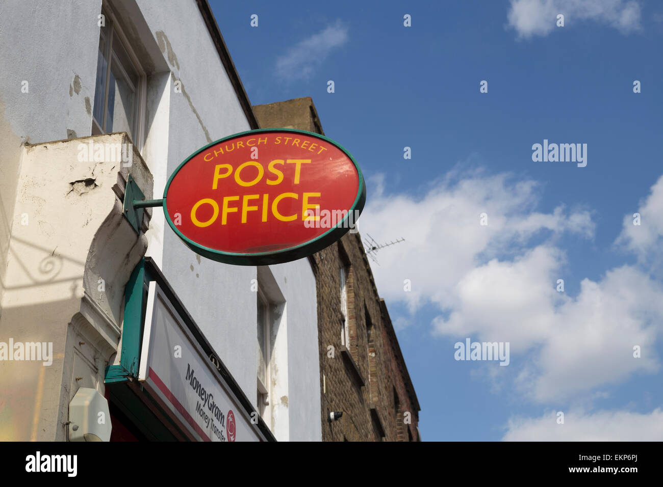 Post Office segno contro un blu cielo estate. Stoke Newington Church Street, Londra. Foto Stock