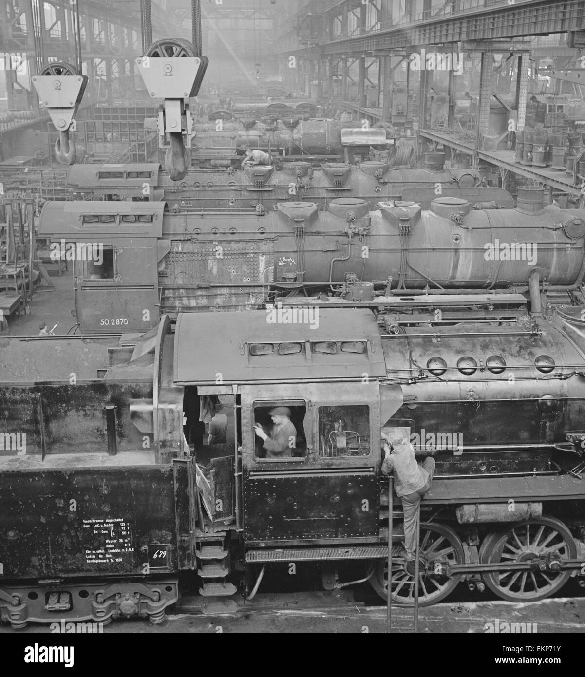 L'officina principale presso il Lowa montaggi Fabrik locomotiva a vapore struttura di riparazione di Essen, in Germania. La fabbrica precedentemente di proprietà di Krupps impiega 1.500 uomini e durante la guerra di questa fabbrica realizzati serbatoi. Dal giugno 1945 la fabbrica ha lavorato sulle locomotive e Foto Stock