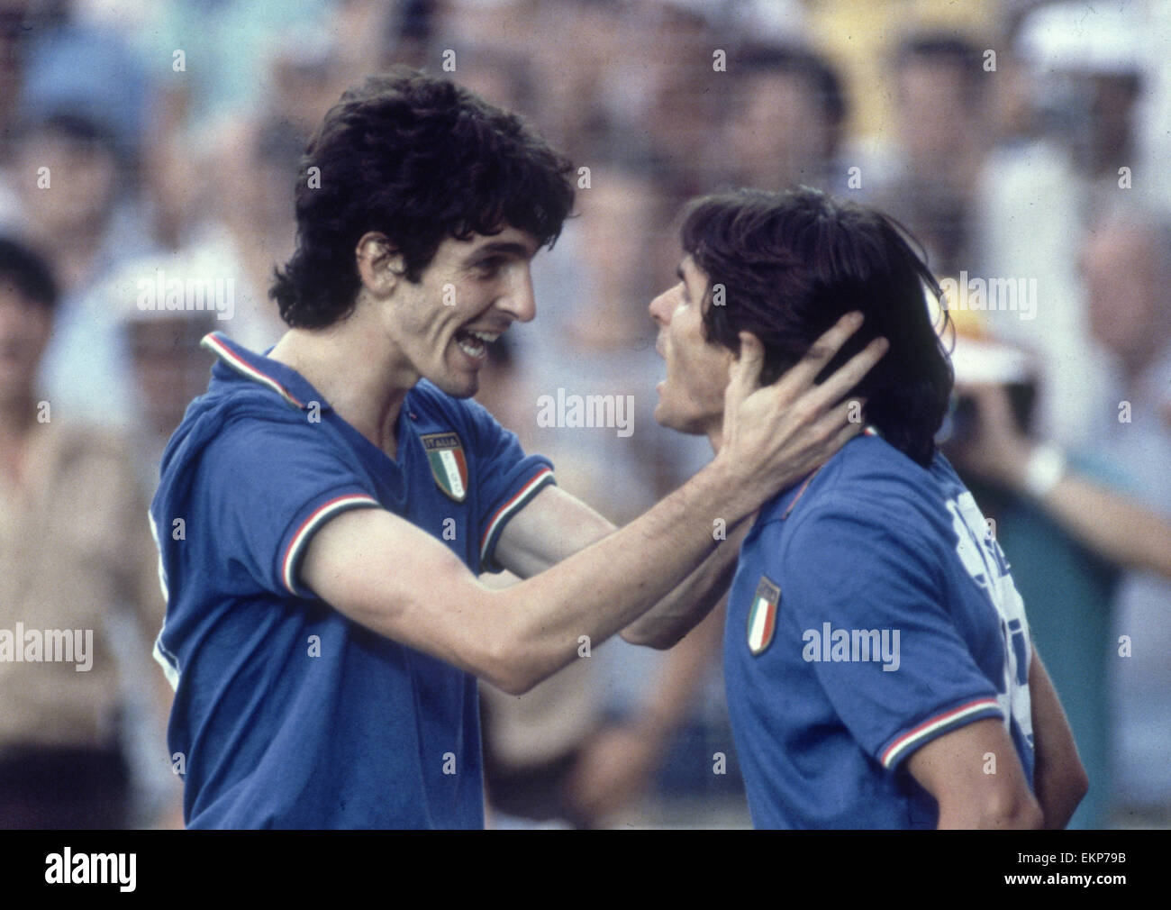 1982 Finale di coppa del mondo a Madrid, Spagna. Italia 3 v Germania Ovest 1. Italia di Paolo Rossi celebra un obiettivo con il suo compagno di squadra Bruno Conti 11 luglio 1982. Foto Stock