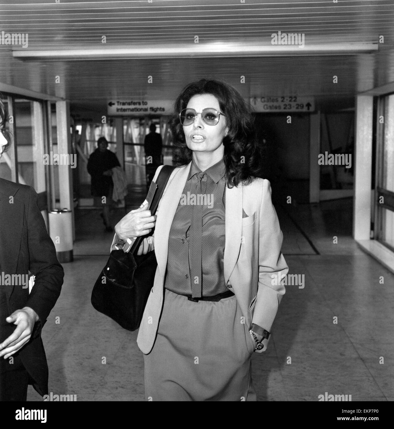 Sophia Loren nella foto di lasciare l'aeroporto di Heathrow per Antigua per fare un film. Aprile 1978 78-2130-001 Foto Stock