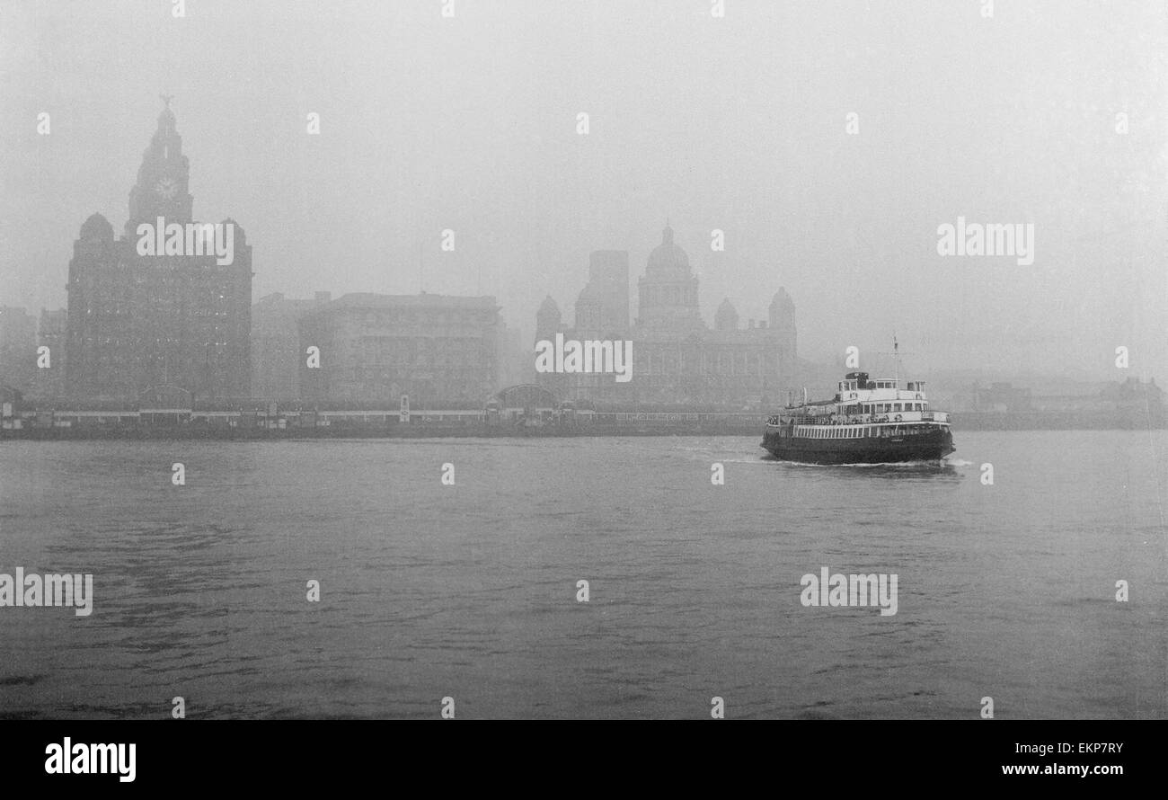 Disoccupati e viste di Liverpool, 30 novembre 1962. Docks e Harbour Board uffici, il Royal Liver Building e la Cunard Building con il traghetto "Woodchurch' proveniente attraverso il Mersey. Foto Stock