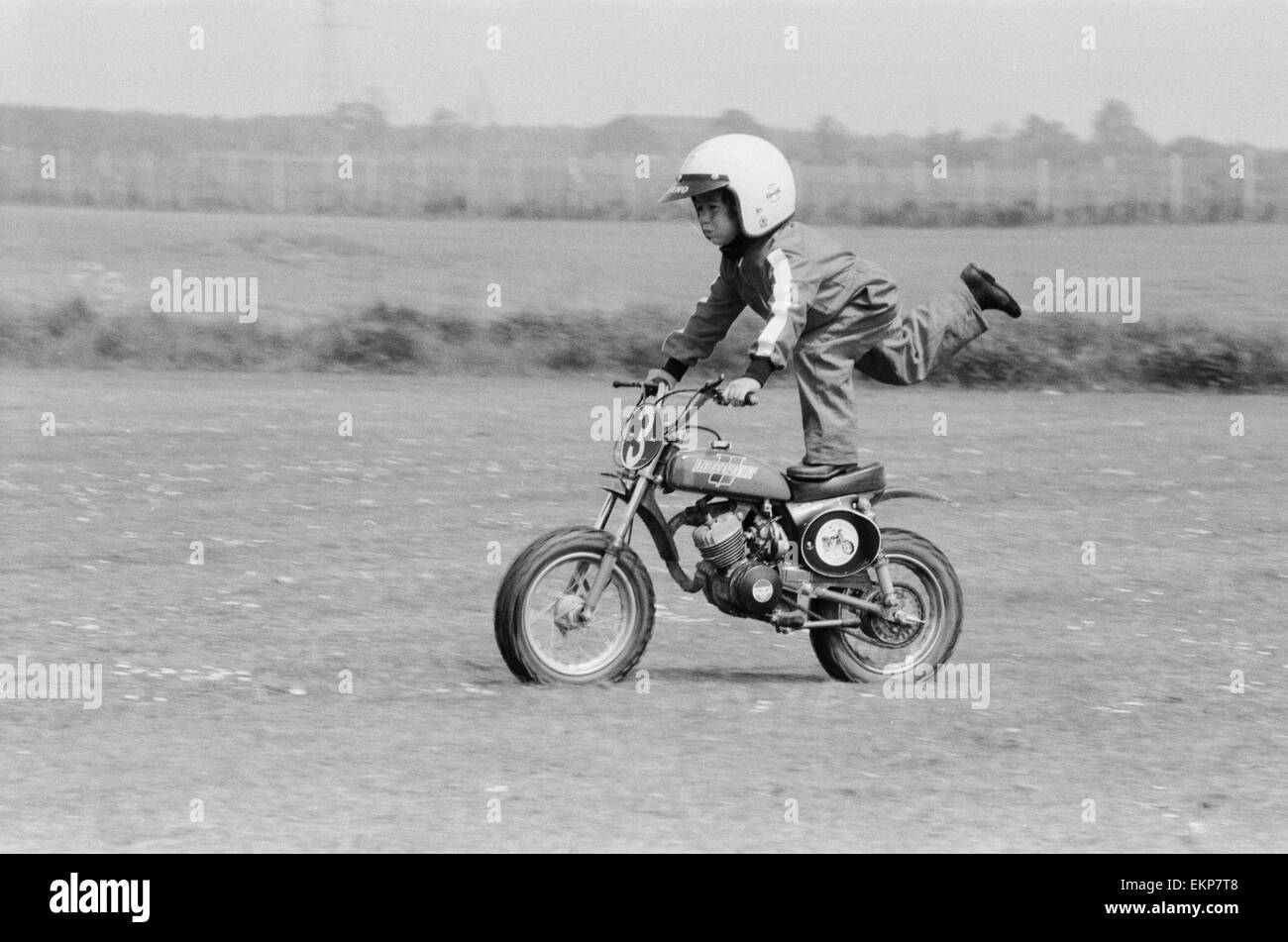 Quattro anni di Jarno Barratt di Corby, Northamptonshire, esegue uno stunt sul suo 50 cc Italjet moto. Il 10 giugno 1979. Foto Stock