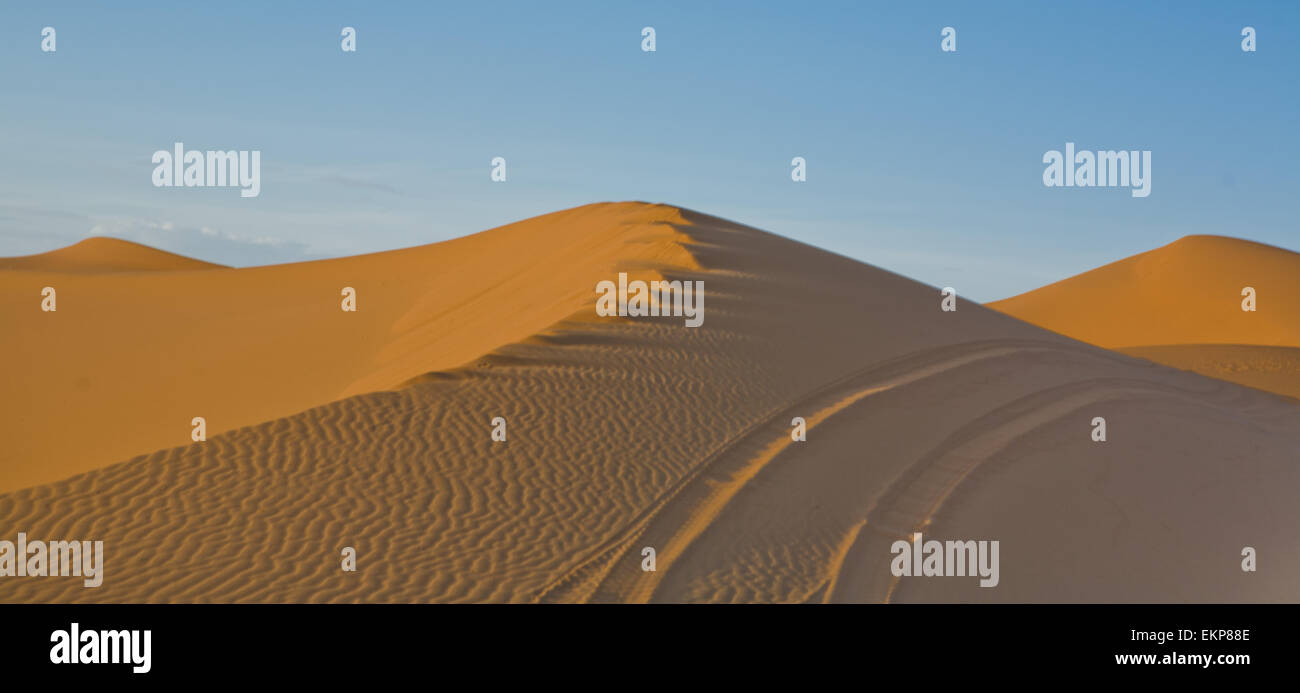 Diversi sand hill a Erg Chebbi nel deserto del Sahara. ers sono grandi dune formate dal vento soffiato sabbia. Marocco Foto Stock