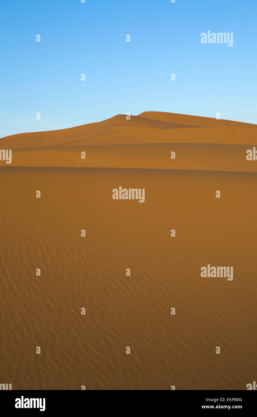 Diversi sand hill a Erg Chebbi nel deserto del Sahara. ers sono grandi dune formate dal vento soffiato sabbia. Marocco Foto Stock