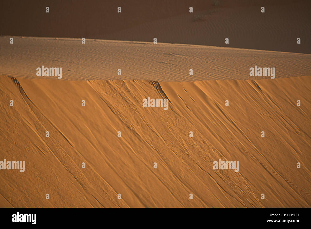 Diversi sand hill a Erg Chebbi nel deserto del Sahara. ers sono grandi dune formate dal vento soffiato sabbia. Marocco Foto Stock