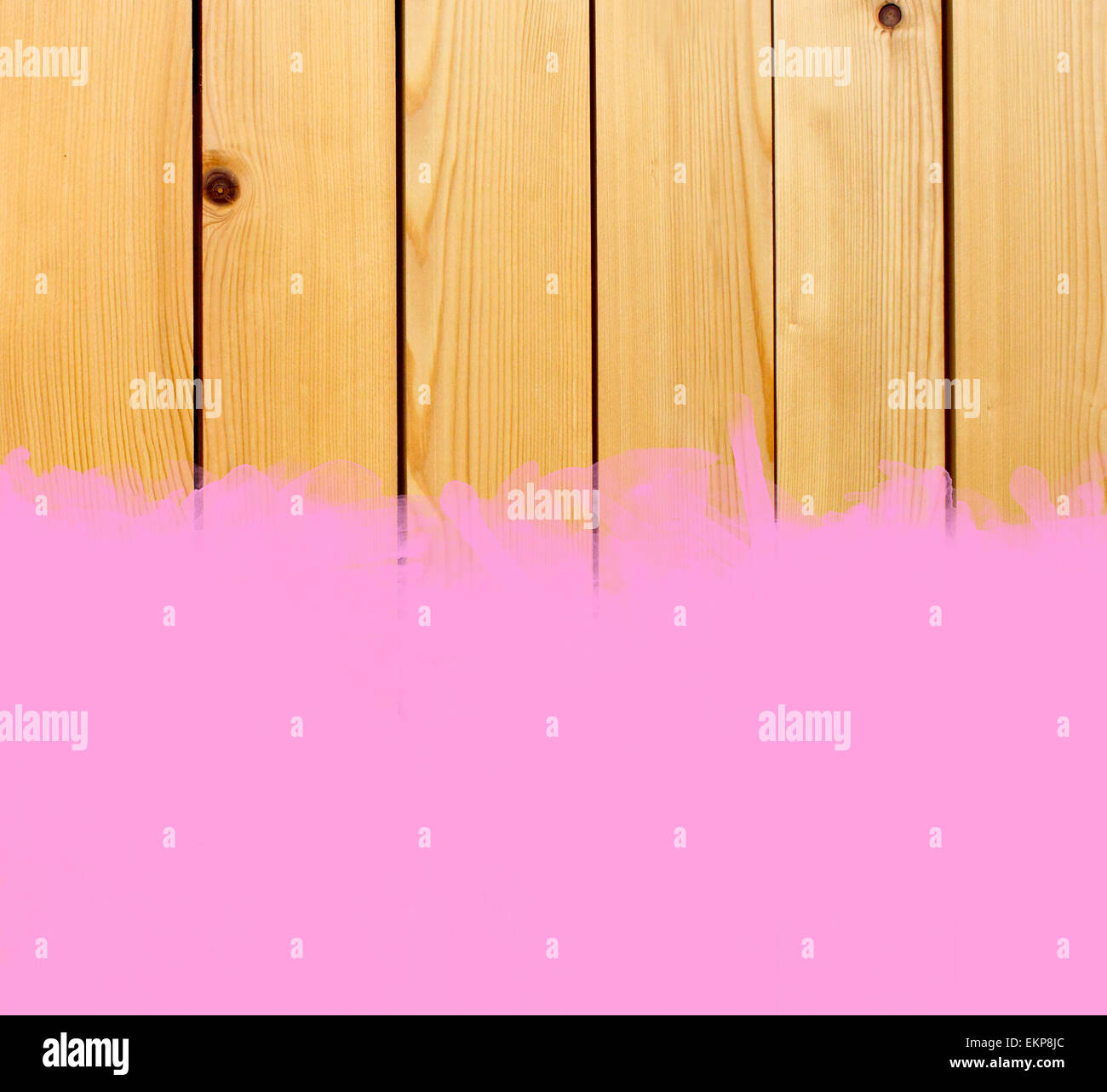 Corsa rosa della spazzola di vernice su sfondo di legno Foto Stock