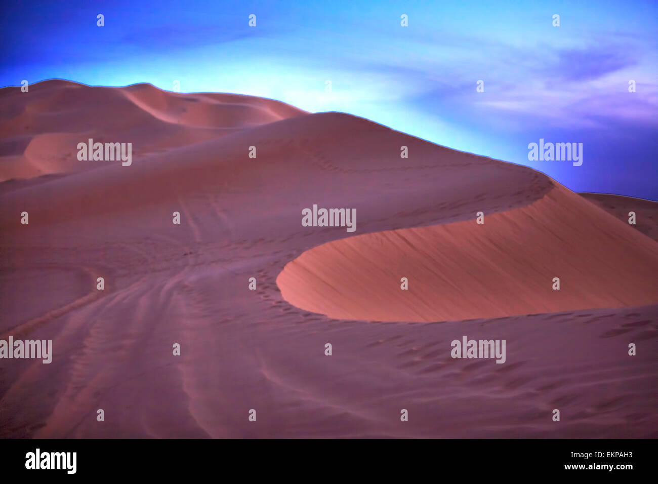 Diversi sand hill a Erg Chebbi nel deserto del Sahara. Ers sono grandi dune formate dal vento soffiato sabbia. Foto Stock