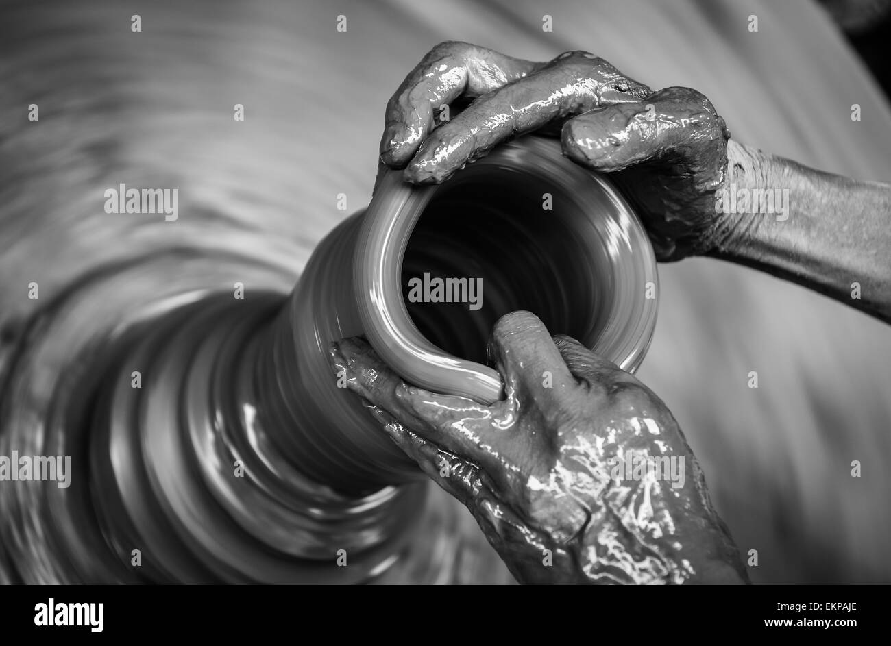 Uomo con le mani in mano la creazione di ceramica sulla ruota Foto Stock