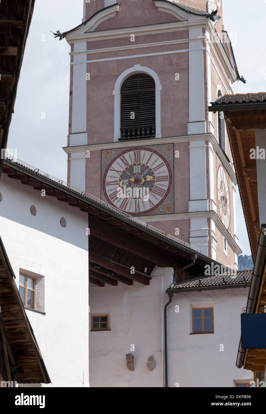 campanile-di-facciata-in-mattoni-immagini-e-fotografie-stock-ad-alta