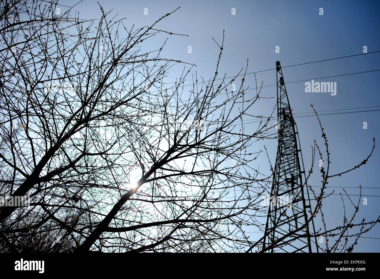 Torre elettrico con un cielo blu, in Germania, città di Osterode, 10. Aprile 2015. Foto: Frank Maggio/picture alliance Foto Stock