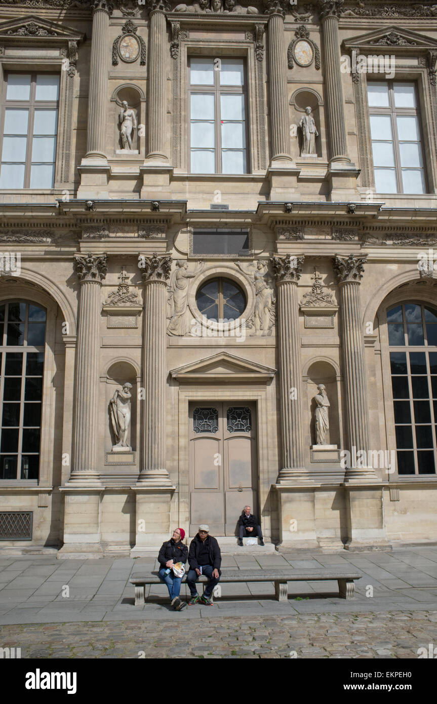 I turisti a pranzo presso il Louvre, Parigi Foto Stock