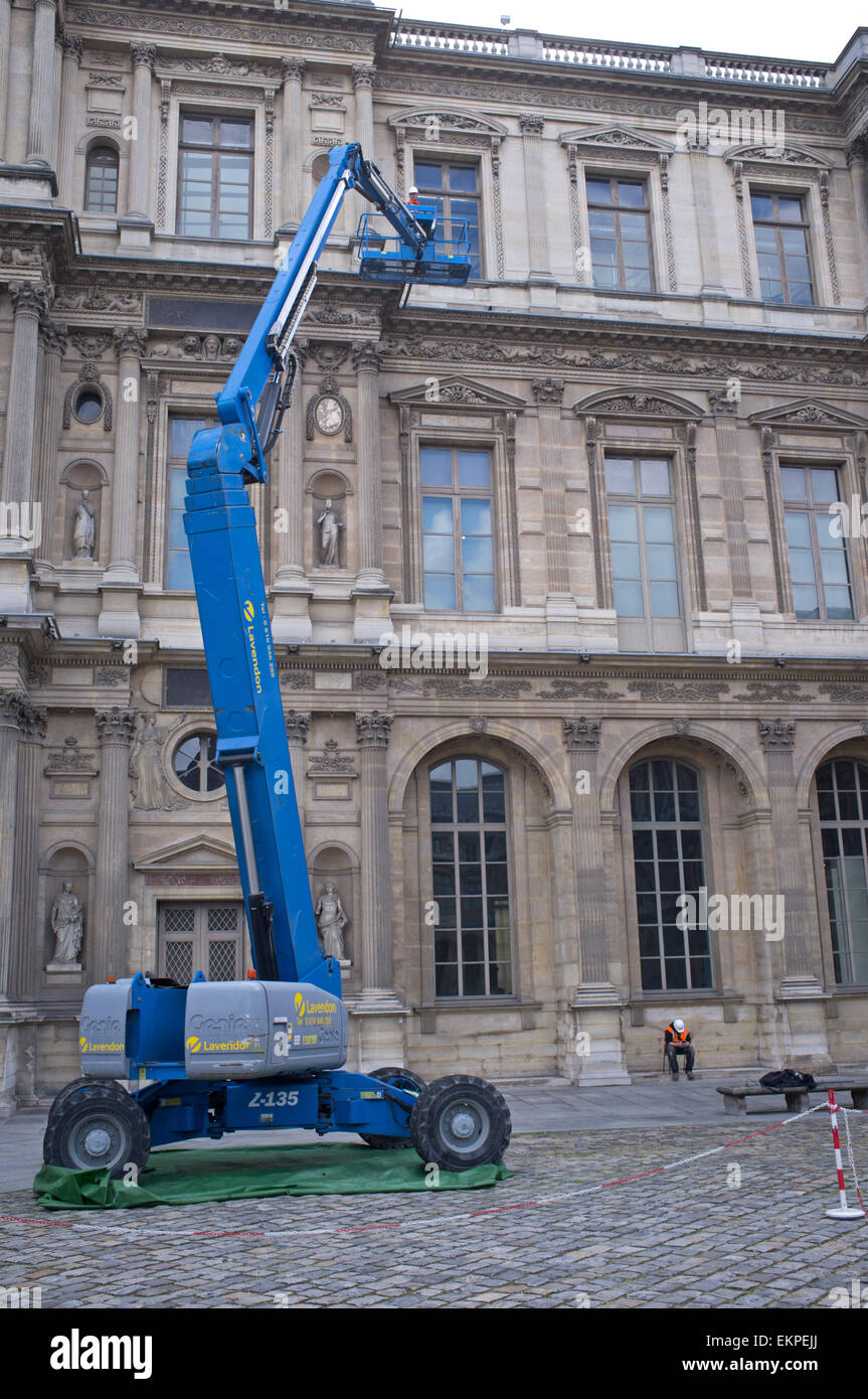 I lavori di pulizia sul Louvre di Parigi Foto Stock