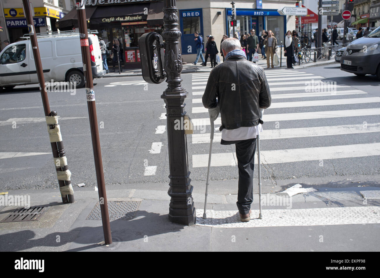 Un uomo zampe a Parigi, Francia Foto Stock