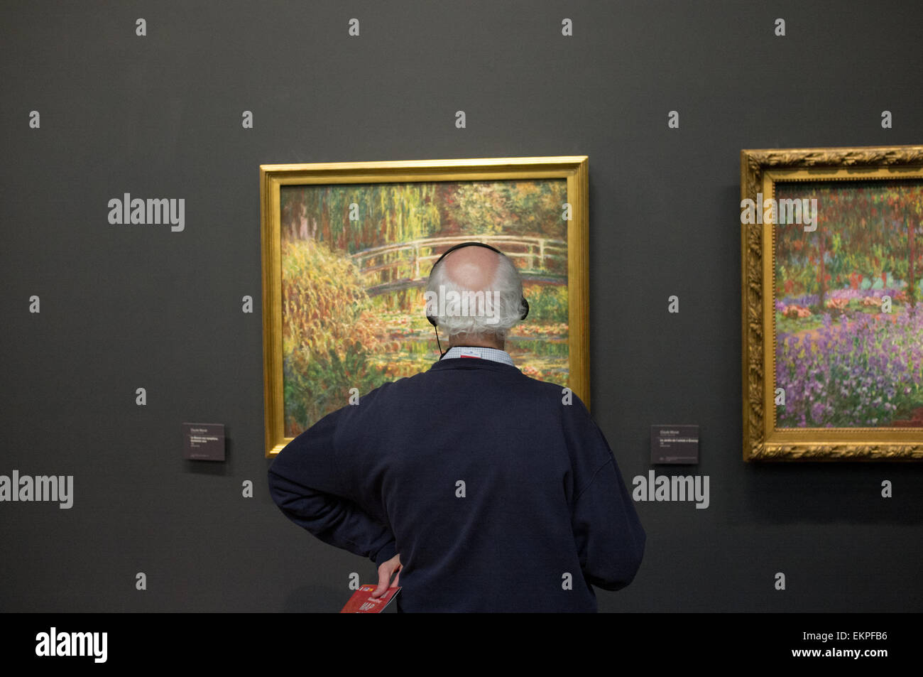 Un uomo ascoltare una guida turistica del Musee d'Orsay a Parigi, Francia Foto Stock