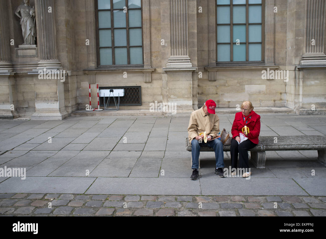 Un paio di mangiare il loro pranzo al museo del Louvre di Parigi Foto Stock