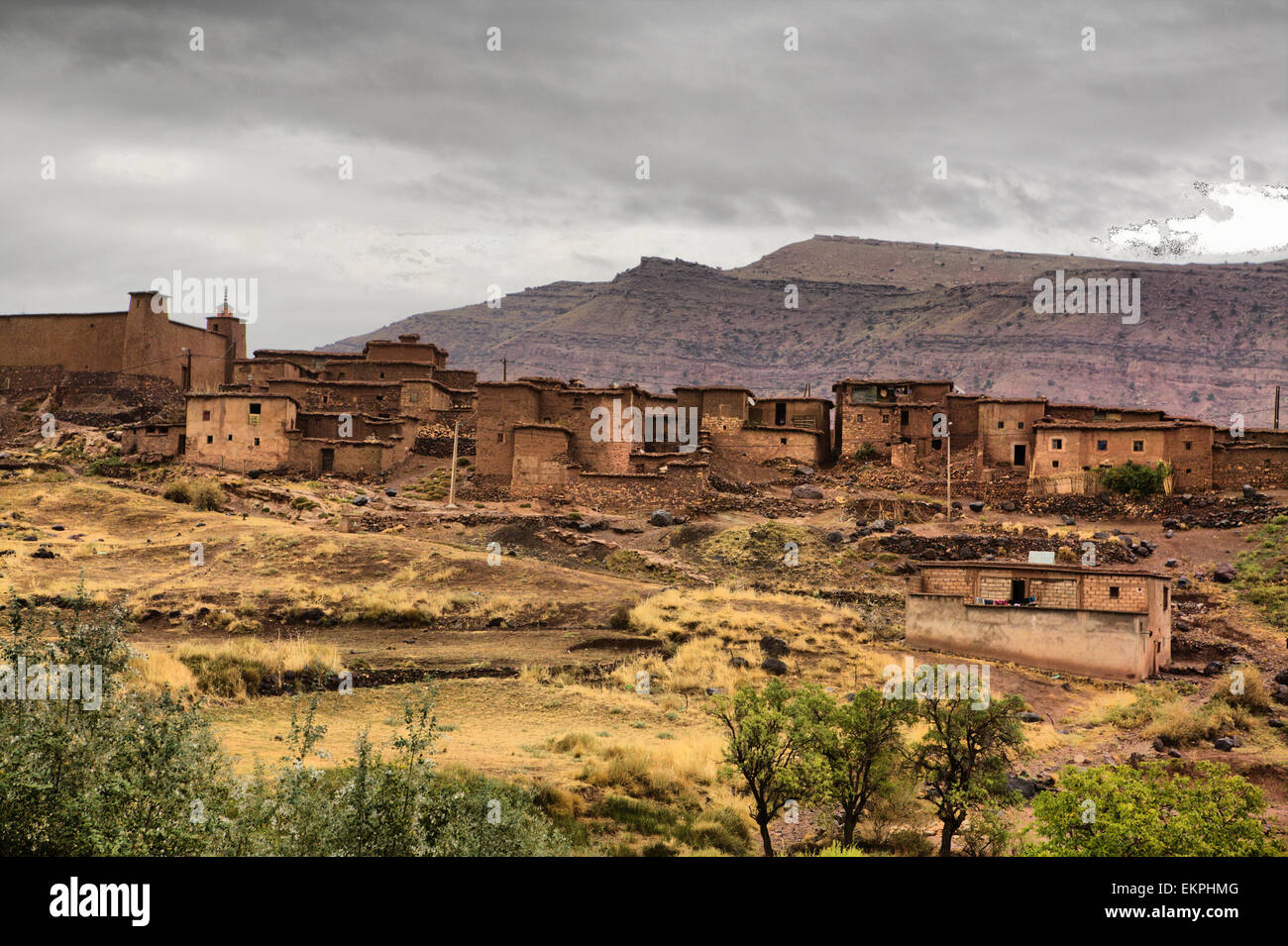 Marocchino villaggio berbero in montagna con terrazza della cultura. Frassineti Fadma Atlas. Ourika Valley, Marocco Foto Stock