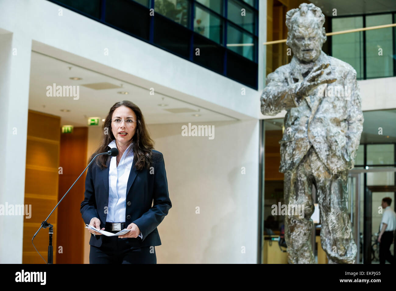 Berlino, Germania. Il 13 aprile 2015. Yasmin Fahimi (SPD), SPD Segretario generale, fornisce una dichiarazione per la morte di Günter Grass a Willy-Brandt-Haus a Berlino, in Germania il 13 aprile 2015. Credito: Reynaldo Chaib Paganelli/Alamy Live News Foto Stock