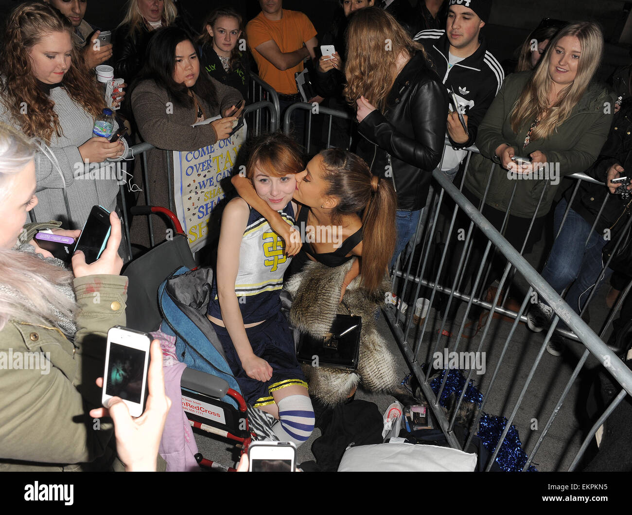 Ariana Grande rende il tempo di avere la sua foto scattata con circa un  centinaio di tifosi fuori la Radio 1 studios, tra cui una ragazza su una  sedia a rotelle dotata