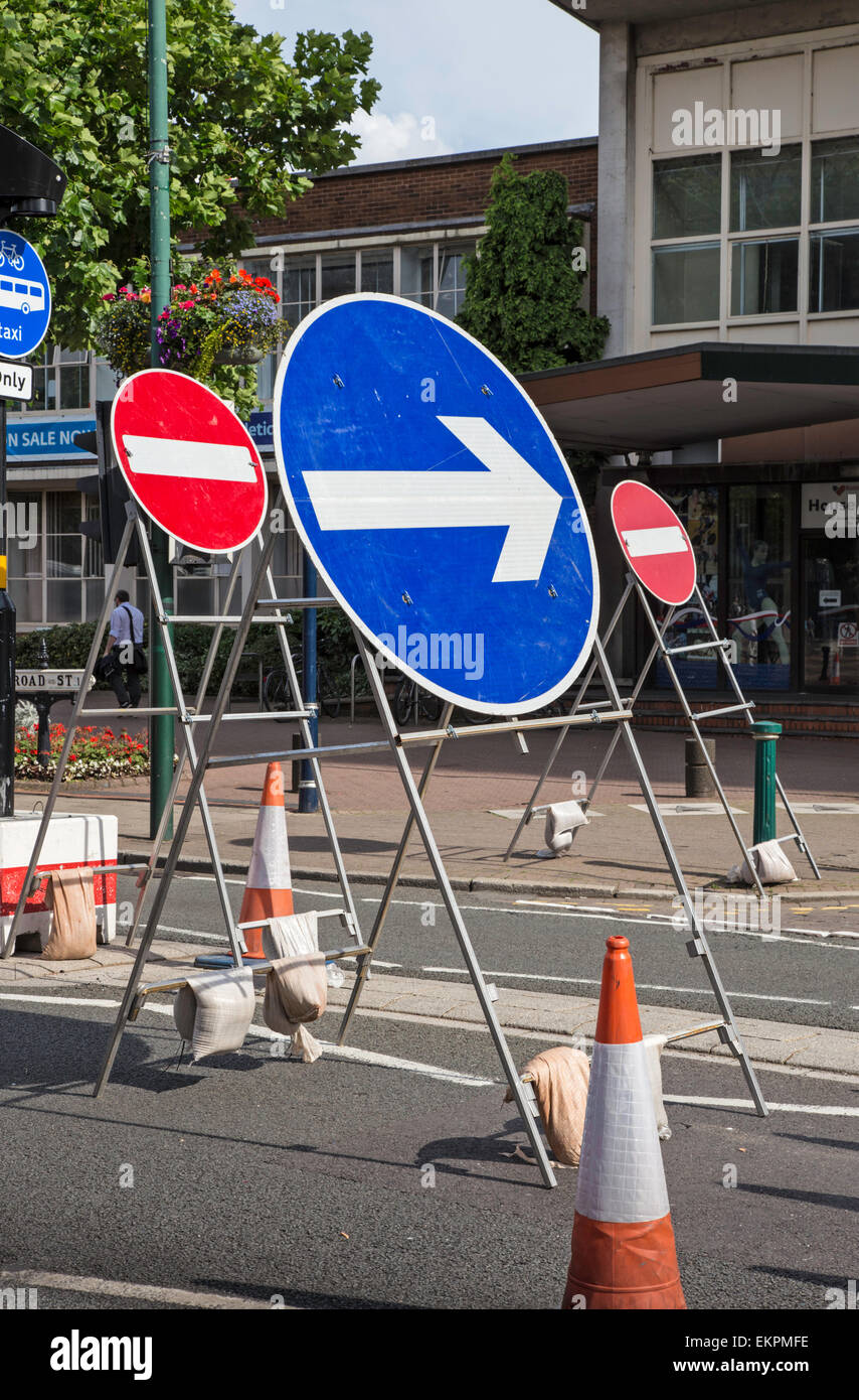 I cartelli stradali in un centro città , in Inghilterra, Regno Unito Foto Stock
