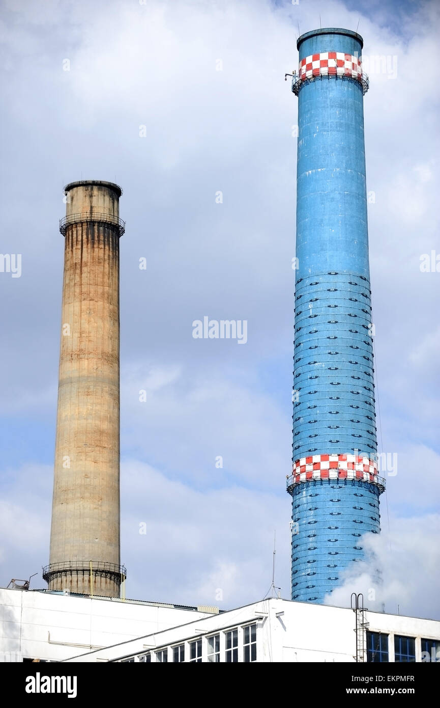 Industrial girato con due torri di fumo di una centrale termica Foto Stock