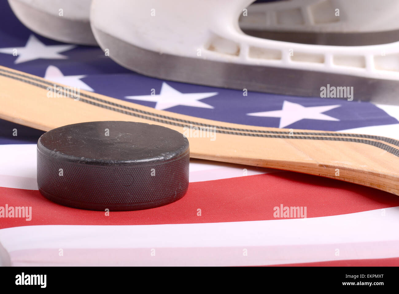 Puck, pattini e la mazza da hockey della bandiera americana Foto Stock