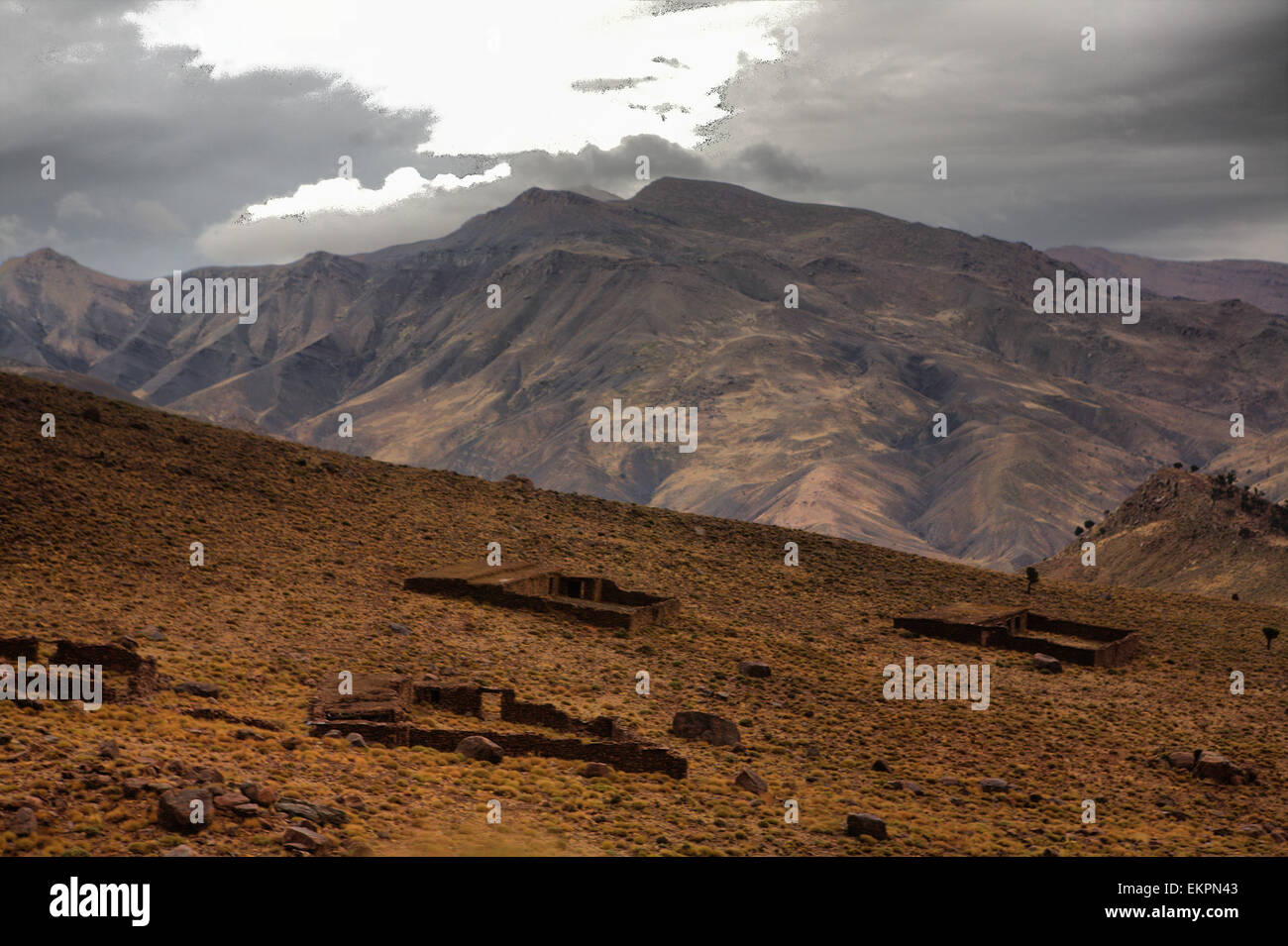 Alta montagna atlas il paesaggio con le nuvole grigie, Marocco Foto Stock