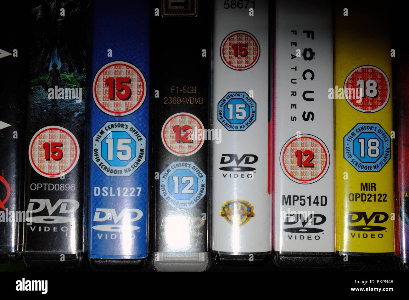 I limiti di età per il lato di una fila di DVD su uno scaffale. Foto Stock