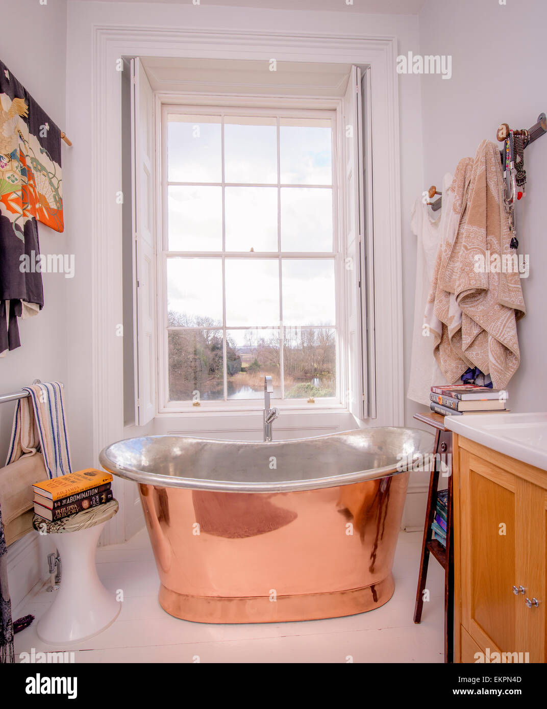 Un bagno da interior designer Kathyrn Rayword - una grande vasca da bagno in rame accanto a una finestra. Foto Stock