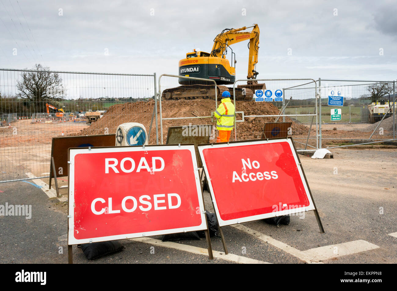 Strada chiusa segno e lavoratori edili la costruzione di una nuova strada, England, Regno Unito Foto Stock