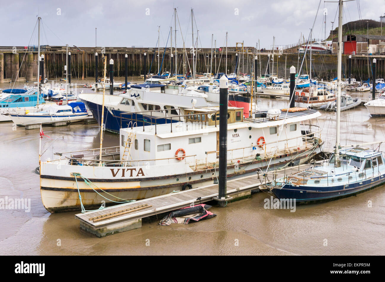 Watchet Harbour, Somerset con barche da pesca a bassa marea, England, Regno Unito Foto Stock