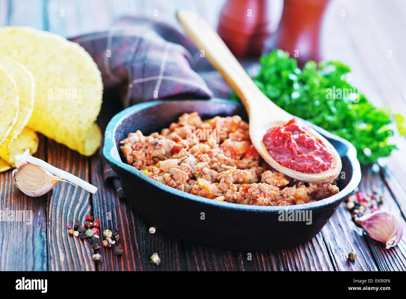 Una ciotola di frittura di carne macinata con pomodori pronto per tacos Foto Stock