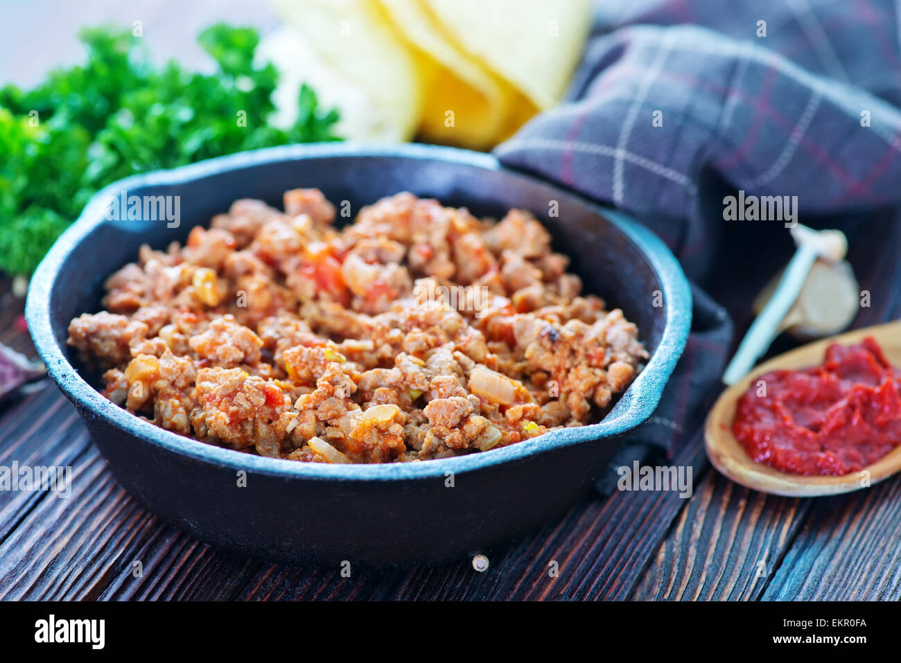 Una ciotola di frittura di carne macinata con pomodori pronto per tacos Foto Stock