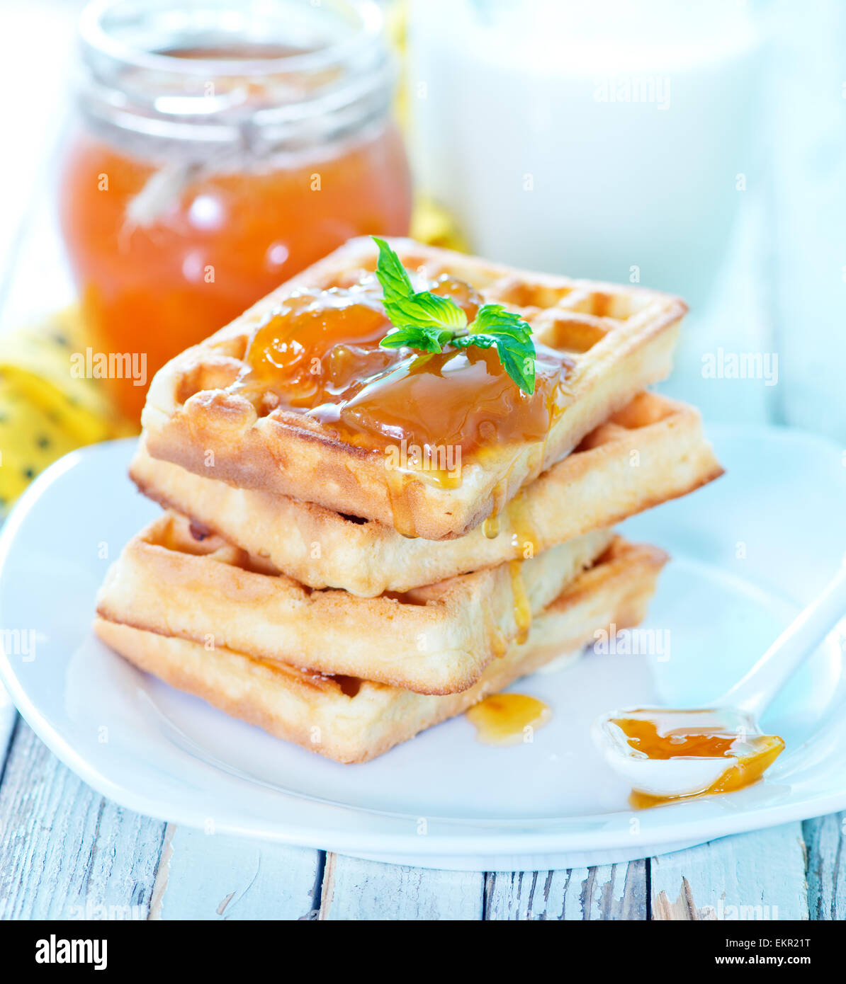Frittelle con marmellata di albicocche sulla piastra Foto Stock