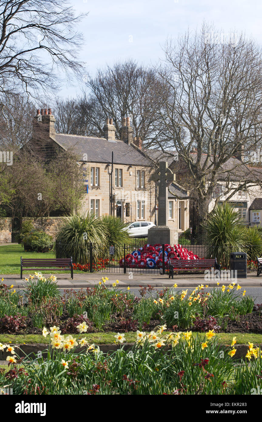 Il villaggio di Washington Memoriale di guerra e fiori di primavera, North East England, Regno Unito Foto Stock