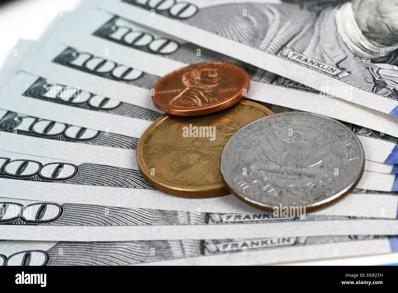 Le fatture del dollaro e tre monete, close up Foto Stock