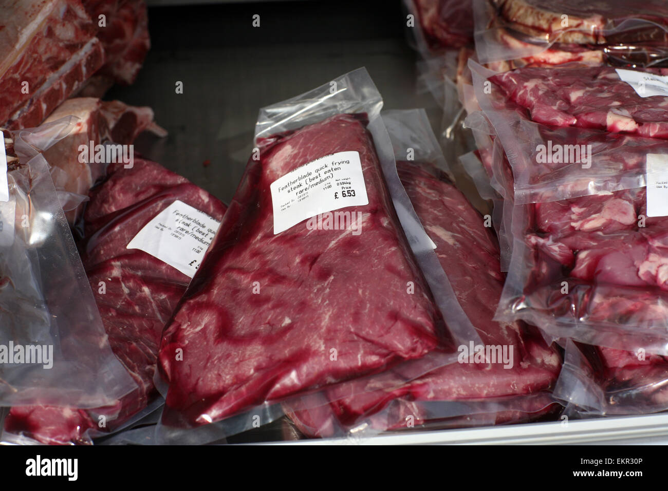 Pressione di stallo di carne al Mercato degli Agricoltori; vari tagli di carne Foto Stock