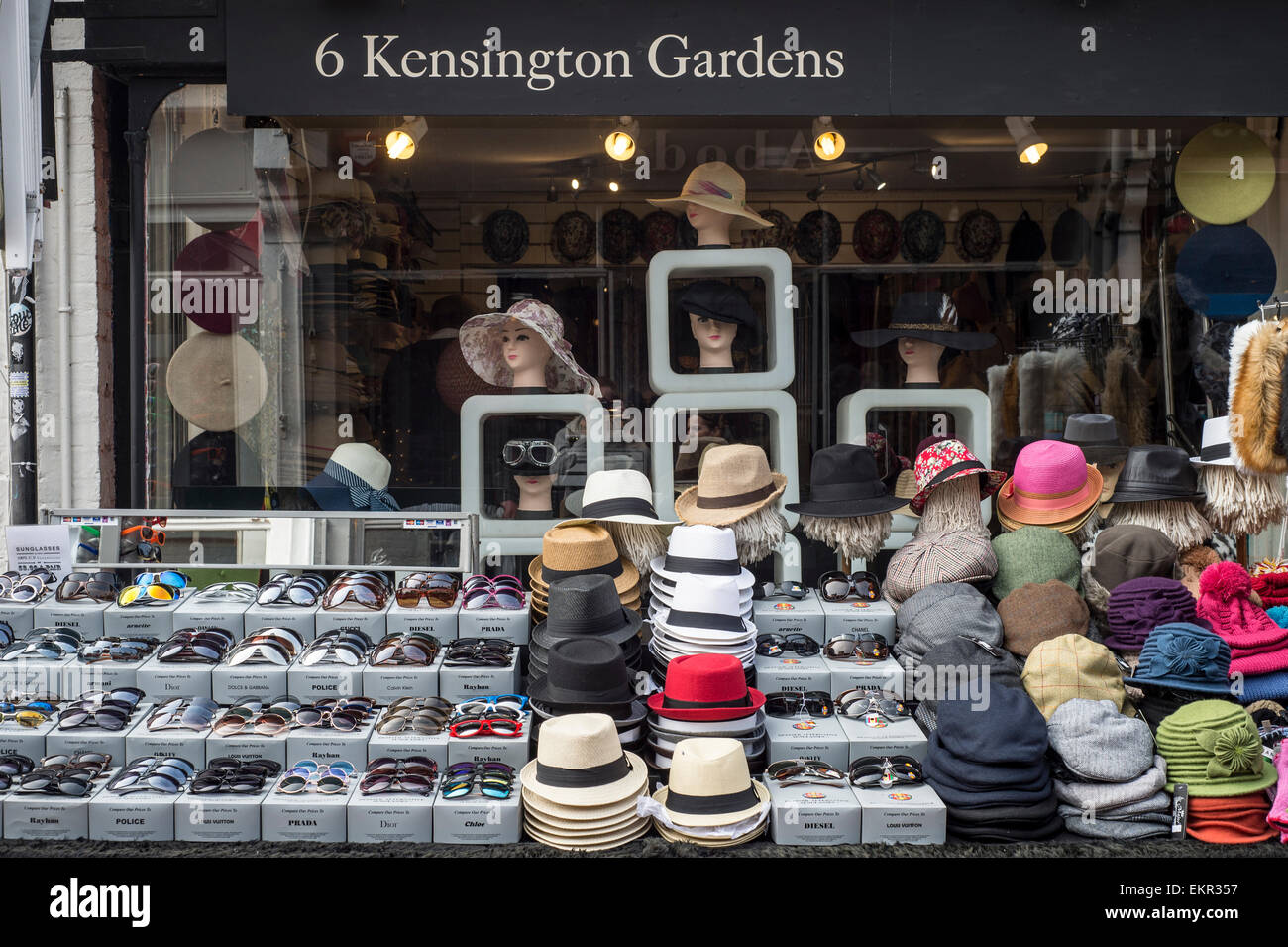Cappello e occhiali da sole shop in Brighton Foto Stock
