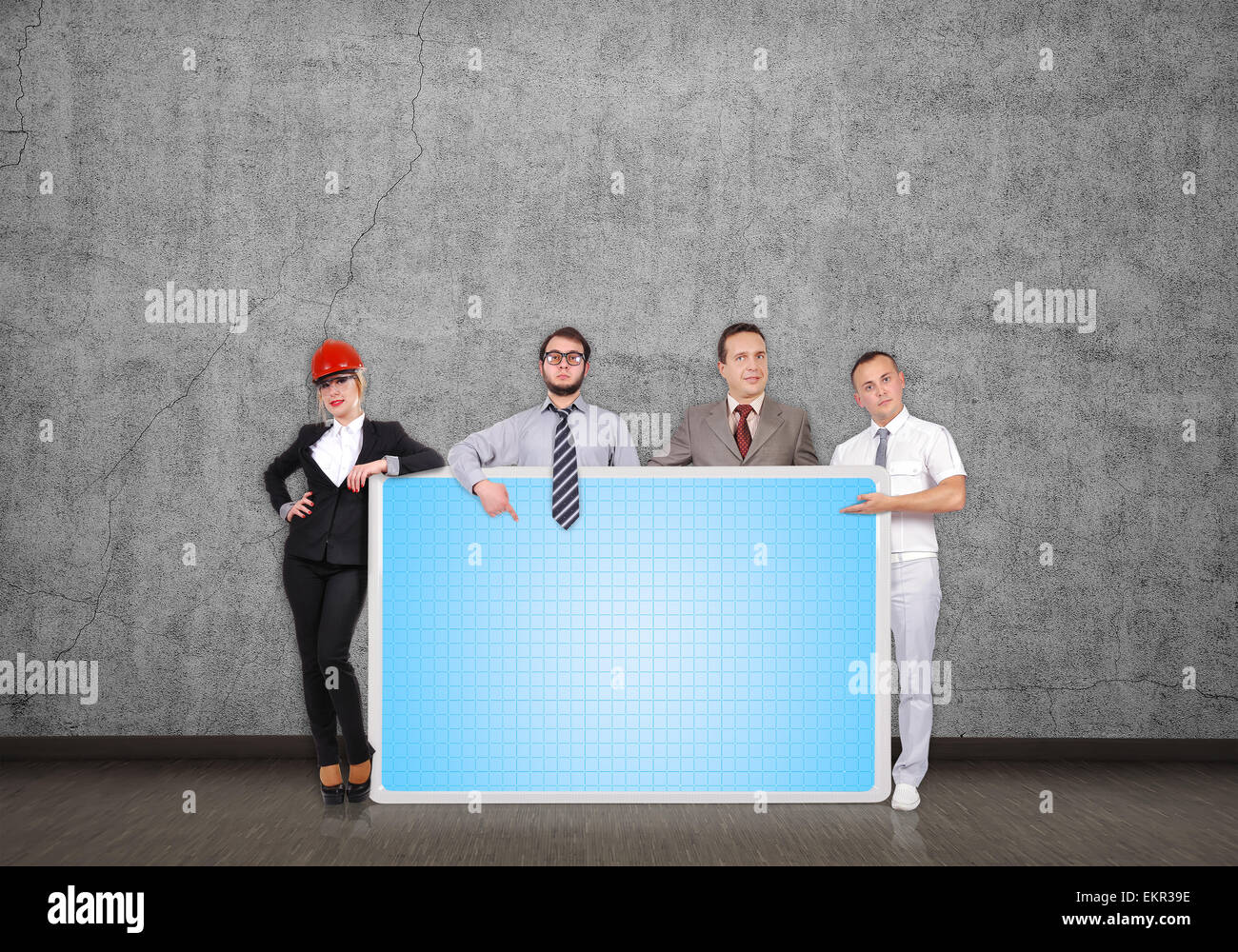 Gli imprenditori in camera vuota di contenimento del pannello al plasma Foto Stock