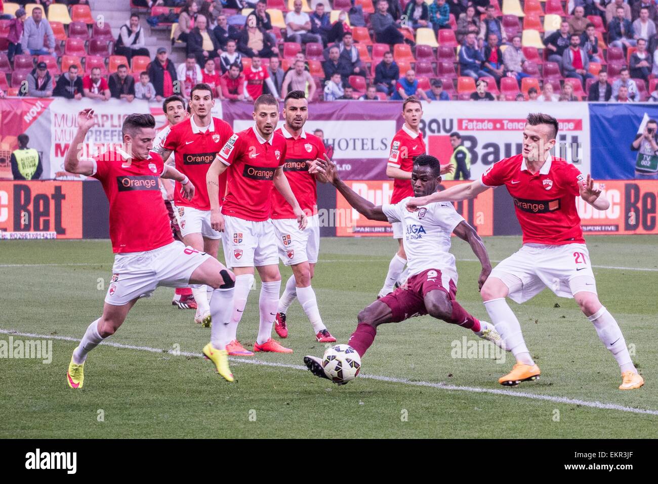 Aprile 11, 2015: Steliano Filip L, Ovidiu Andrei Marc #21 della dinamo Bucarest R e Fredua Benson Erchiah #9 di Bucarest veloce in azione durante la Liga io gioco tra FC Dinamo Bucharest ROU e FC Rapid Bucharest ROU a livello nazionale Arena, Romania ROU. Catalin Soare/www.sportaction.ro Foto Stock