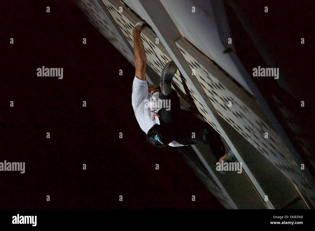 Dubai Marina, Dubai, EAU. Il 12 aprile, 2015. Il francese 'Spiderman " Alain Robert è stato il free climbing la 306m. alto, 80 Storia Cayan Tower a Dubai Marina. Credito: Tom Morgan/Alamy Live News Foto Stock