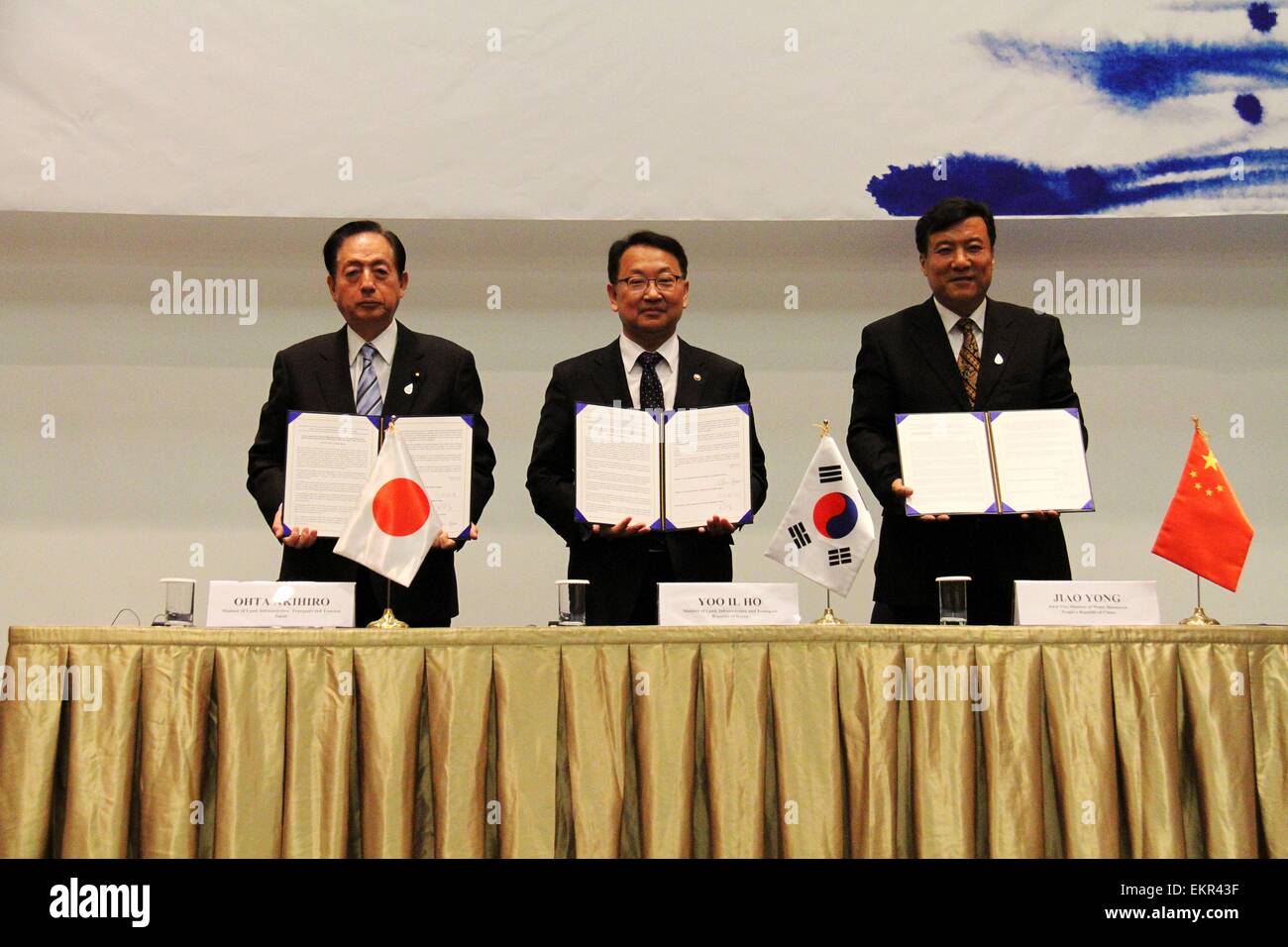 (150413) -- GYEONGJU, 13 aprile 2015 (Xinhua) -- la Cina del Vice Ministro delle Risorse Idriche Jiao Yong, la Corea del Sud del ministro della Terra, Infrastrutture e Trasporti Yoo Il-ho e il Giappone del ministro della terra, le infrastrutture, i trasporti e il turismo Ohta ha Akihiro (R-L) posa per la foto dopo la firma di una dichiarazione congiunta nel corso di un trilaterale riunione ministeriale in occasione della settima edizione del Forum mondiale dell'acqua tenutosi a Gyeongju, Corea del Sud, 13 aprile 2015. Cina, Corea del Sud e il Giappone il lunedì ha convenuto di rafforzare la cooperazione trilaterale sulla politica in materia di acque l'innovazione durante il settimo Forum Mondiale dell Acqua terrà in Sud Corea del Sud Foto Stock