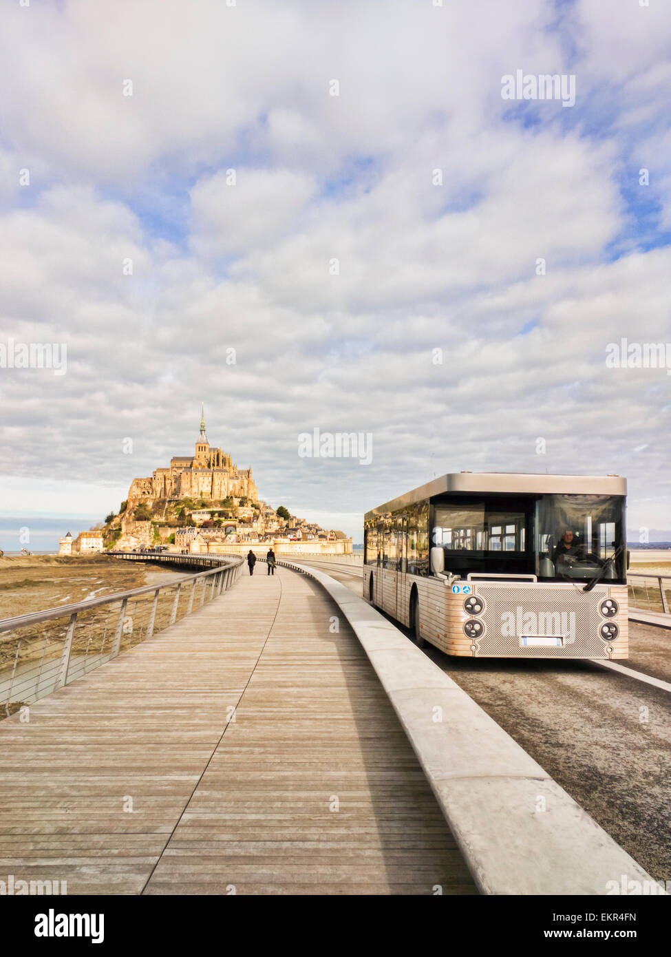 Mont Saint Michel dal nuovo Causeway, con uno dei bus navetta che trasportano i visitatori da e per l'isola... Foto Stock
