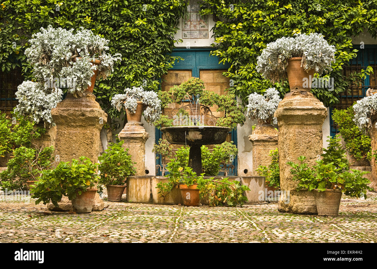 Giardino cortile di una tipica casa a Cordoba, Spagna Foto Stock