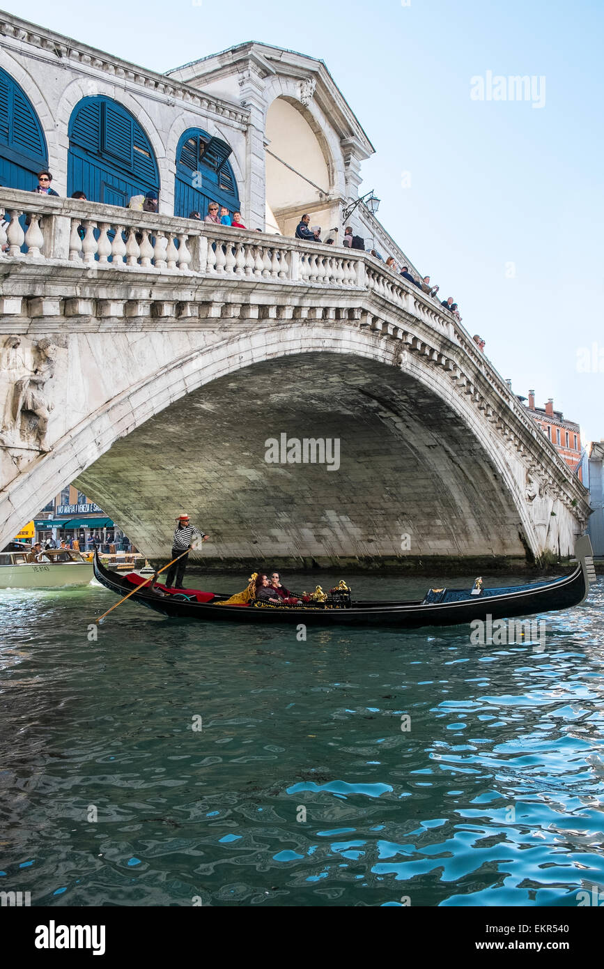 Un tradizionale gondola sotto il ponte di Rialto di Venezia Foto Stock
