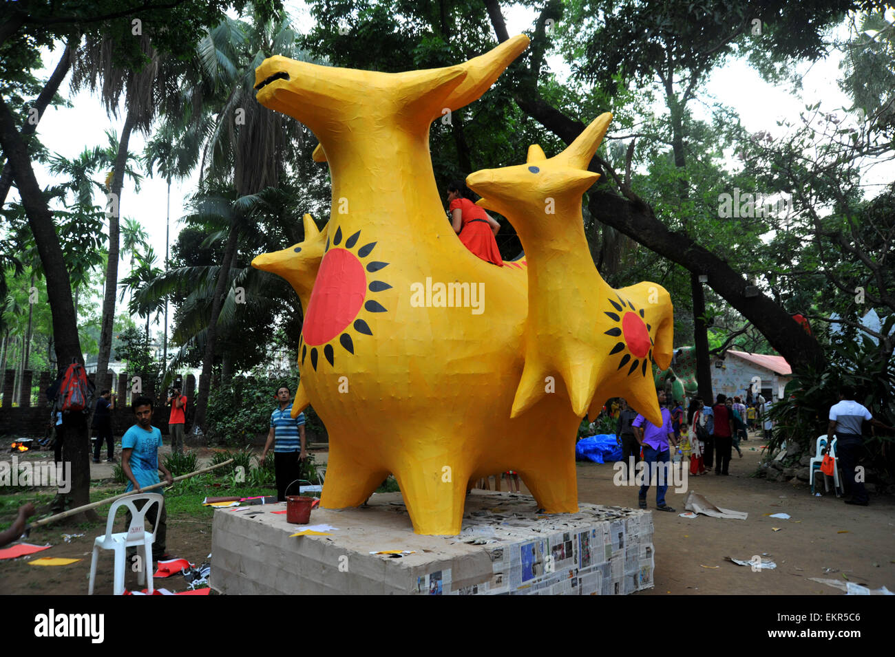 Dacca in Bangladesh. Il 13 aprile 2014. Gli studenti passando ore occupate per creare maschere e mascotte di uccelli e animali per celebrare "Pahela Boishak,' il bengali Anno Nuovo. Boishakh- esimo primo montha di Bangla calendario,la gente desidera scuotere il precedente anno di caligine e prepararsi a ushar nel nuovo anno con rinnovato vigore. I preparativi sono in corso di realizzazione per le festività del Bengali Anno nuovo, Pahela Boishakh. Le persone fanno mestieri per le celebrazioni. Credito: Mamunur Rashid/Alamy Live News Foto Stock