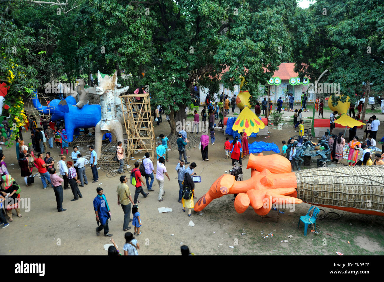 Dacca in Bangladesh. Il 13 aprile 2014. Gli studenti passando ore occupate per creare maschere e mascotte di uccelli e animali per celebrare "Pahela Boishak,' il bengali Anno Nuovo. Boishakh- esimo primo montha di Bangla calendario,la gente desidera scuotere il precedente anno di caligine e prepararsi a ushar nel nuovo anno con rinnovato vigore. I preparativi sono in corso di realizzazione per le festività del Bengali Anno nuovo, Pahela Boishakh. Le persone fanno mestieri per le celebrazioni. Credito: Mamunur Rashid/Alamy Live News Foto Stock