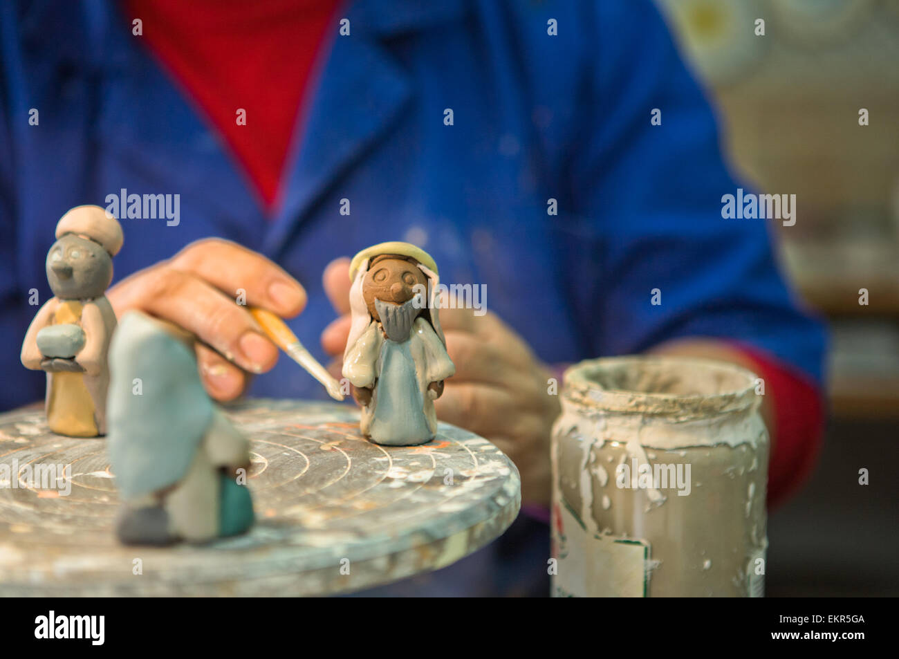 Pittura a mano scultura in argilla nel laboratorio di ceramica Foto Stock